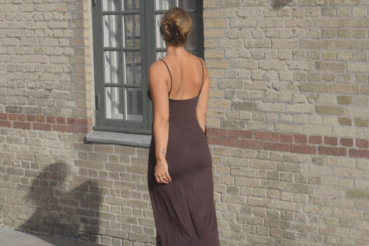 Kjoler med dyb ryg – Feminint og tidløst design